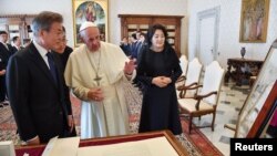 Đức Giáo Hoàng Phanxicô gặp Tổng thống Moon Jae-in và phu nhân của ông, Kim Jung-sook, tại Vatican.