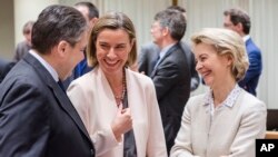 Bà Federica Mogherini (giữa), người dẫn đầu chính sách đối ngoại EU, đàm đạo với Bô trưởng Quốc phòng Đức Ursula von der Leyen (phải), và Ngoại trưởng Đức Sigmar Gabriel trong một hội nghị quy tụ các Ngoại trưởng và BTQP tại Bruxelles ngày 6/3/2017.