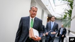 Chủ tịch Hạ viện John Boehner trên đường tới một cuộc họp kín với các đảng viên Cộng hòa ở Trụ sở Quốc hội, 7/1/2015.