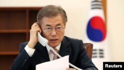 Tổng thống Hàn Quốc Moon Jae-in điện đàm với Chủ tịch Trung Quốc Tập Cận Bình, 11/5/2017. 