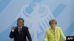 Thủ tướng Đức Angela Merkel, phải, và Thủ tướng Trung Quốc Ôn Gia Bảo tham dự 1 cuộc họp báo ở Berlin, Đức, 28/6/2011