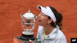 Spain's Garbine Muguruza cầm chiếc cúp vô địch sau khi thắng trận chung kết giải quần vợt Pháp mở rộng 2016 tại Paris, ngày 4/6/2016.