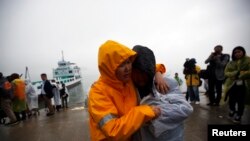 Thân nhân của các hành khách trên phà Sewol bị mất tích đau buồn chờ tin tại hải cảng ở Jindo, 18/4/14