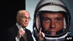 Ông John Glenn phát biểu trong một cuộc họp báo tại trụ sở NASA ở Washington