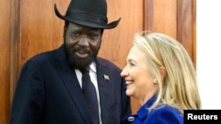 Tổng thống Salva Kiir của Nam Sudan mở cuộc hội đàm với Ngoại trưởng Clinton tại dinh tổng thống trong thủ đô Juba