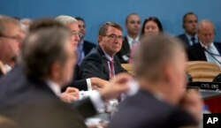 Bộ trưởng Quốc phòng Mỹ Ashton Carter trong cuộc họp với các bộ trưởng trong khối NATO tại Brussels, ngày 8/10/2015.