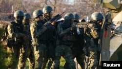 Binh sĩ Nga tiến vào căn cứ không quân Belbek, ngày 22/3/2014.