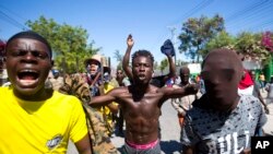 Manifestan nan Pòtoprens kap mande demisyon Prezidan Jovenel Moise, 11 Fev 2019. (Foto: AP/Dieu Nalio Chery)