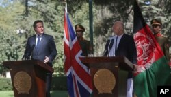 Tổng thống Afghanistan Ashraf Ghani Ahmadzai (phải) và Thủ tướng Anh David Cameron trong buổi họp báo tại dinh tổng thống ở Kabul, Afghanistan, 2/10/14