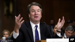 Ông Brett Kavanaughra điều trần trước Ủy ban Tư pháp Thượng viện Hoa Kỳ tại Điện Capitol ở Washington, ngày 27/9/2018. (AP Photo/Andrew Harnik, Pool)