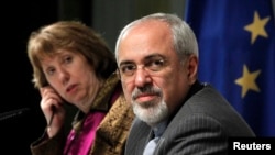 Ủy viên đặc trách chính sách đối ngoại EU Catherine Ashton (trái) và Ngoại trưởng Iran Javad Zarif tại một cuộc họp báo