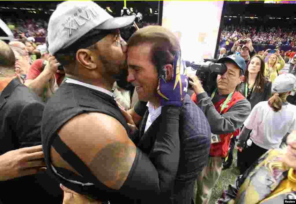 Baltimore Ravens inside linebacker Ray Lewis (L) kisses the forehead of team owner Steve Bisciotti after defeating the San Francisco 49ers.