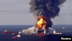 Nổ tại giàn khoan Deepwater Horizon, ngoài khơi Louisiana, tháng 4 năm 2010