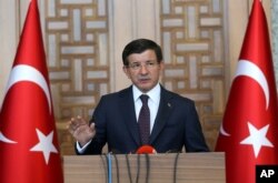 Thủ tướng tạm quyền Ahmed Davutoglu kêu gọi tất cả các đảng phái chính trị áp dụng một đường lối chung để ứng phó với những vụ nổ súng và đánh bom.