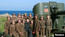 Lãnh tụ Bắc Triều Tiên Kim Jong Un thăm một đơn vị quân đội tiền tuyến ở Ung Islet. (Ảnh do thông tấn xã nhà nước KCNA phát hành, ngày 7/7/2014.)