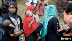 Người tị nạn Rohingya chờ nhận vật phẩm cứu trợ tại Cox's Bazar, Bangladesh.