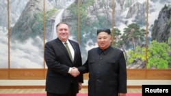 Lãnh tụ Triều Tiên Kim Jong Un gặp Ngoại Trưởng Mỹ Mike Pompeo ở Bình Nhưỡng. Ảnh do Hãng Thông tấn KCNA của Triều Tiên công bố hôm 7/10/ 2018. (KCNA via REUTERS)