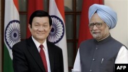 Chủ tịch Việt Nam Trương Tấn Sang (trái) và Thủ tướng Ấn Ðộ Manmohan Singh trước cuộc họp tại New Delhi hôm 12/10/11