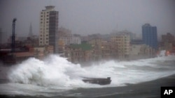 Sóng lớn do Irma gây ra ập vào đê chắn sóng ở Havana, Cuba, hôm 9/9.