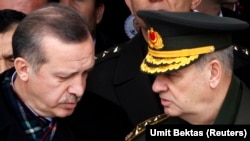 Başbakan Erdoğan, 2010 yılında bir cenazede dönemin Genelkurmay Başkanı İlker Başbuğ'la