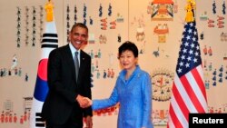 Tổng thống Hoa Kỳ Barack Obama và Tổng thống Nam Triều Tiên Park Geun-hye trong cuộc hội đàm tại dinh tổng thống ở Seoul, Nam Triều Tiên, 25/4/14