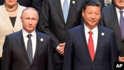 Tổng thống Nga Vladimir Putin và Chủ tịch Trung Quốc Tập Cận Bình chụp ảnh chung với các nhà lãnh đạo thế giới hôm 14/5.