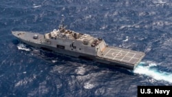 Tàu tác chiến cận duyên USS Fort Worth (LCS 3) trong cuộc tuần tra trong vùng biển quốc tế ở Biển Đông với tàu khu trục tên lửa dẫn đường USS Lassen. (Ảnh: US Navy/Joe Bishop).