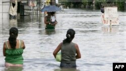 Bão Nesat xuống cấp thành bão nhiệt đới trên đường di chuyển vào Việt Nam hôm nay sau khi hoành hành ở miền Nam Trung Quốc khiến hàng trăm ngàn người phải rời bỏ nhà cửa, và cướp đi sinh mạng của ít nhất 43 người tại Philippines