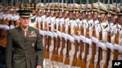 Đại tướng Joseph Dunford, Chủ tịch Hội đồng Tham mưu trưởng Liên quân Hoa Kỳ duyệt hàng quân danh dự Trung quốc tại Bắc Kinh ngày 15/8/2017. 