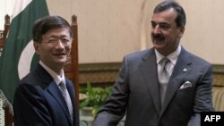 Thủ tướng Pakistan Yusuf Raza Gilani (phải) tiếp Bộ trưởng Công an Trung Quốc Mạnh Kiến Trụ khi ông đến thăm Pakistan hồi cuối tháng 9