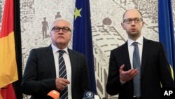 Ngoại trưởng Đức Frank-Walter Steinmeier (trái) và Thủ tướng Ukraina Arseniy Yatsenyuk trong cuộc họp báo ở Kiev, Ukraine, ngày 13/5/2014.