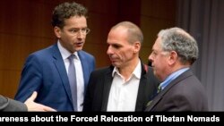 Bộ trưởng Tài chính Hà Lan Jeroen Dijsselbloem (trái), Bộ trưởng Tài chính Hy Lạp Yanis Varoufakis (giữa) tại cuộc thảo luận bàn tròn ở Brussels, 20/2/15