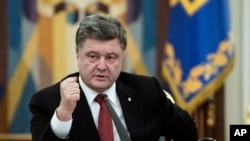 Tổng thống Ukraine Petro Poroshenko đang mưu tìm sự trợ giúp quân sự của các nước Tây phương nhằm chấm dứt cuộc nổi dậy của thành phần thân Nga ở nước ông