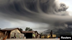 Dân làng Sibintun nhìn núi lửa Sinabung phun tro bụi lên không trung, ngày 18/11/2013.