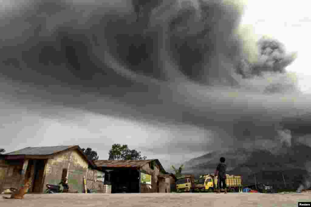 Một phụ nữ đang nhìn núi Sinabung phun tàn tro. Ảnh được chụp ở làng Sibintun ở quận Karo, Indonesia, ngày 18/11/2013.