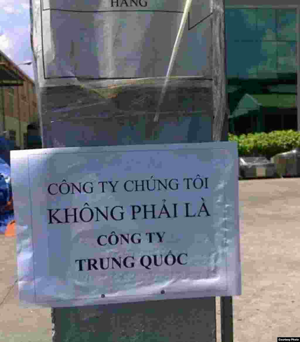 Một tấm bảng với hàng chữ &quot;Công ty chúng tôi không phải là công ty Trung Quốc.&quot;