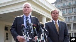 Hai Thượng nghị sĩ John McCain (trái) và Lindsey Graham, sau cuộc họp với Tổng thống Barack Obama 2/9/13