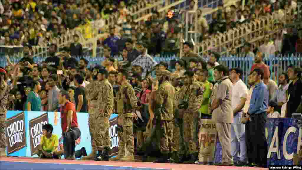 میچ کے دوران کسی بھی ہنگامی صورتحال سے نمٹنے کے لئے تیار فوجی اور نیم فوجی دستے