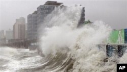 Sóng cao do bão Sanba gây ra trên bãi biển Haeundae ở Busan, phía nam Seoul, Hàn Quốc, ngày 17/9/2012