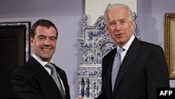 Phó Tổng thống Hoa Kỳ Joe Biden (phải) và Tổng thống Nga Dmitry Medvedev tại Phủ Tổng thống ở Gorki, bên ngoài thủ đô Moscow, ngày 9/3/2011