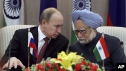 Tổng thống Nga Vladimir Putin hội đàm với Thủ tướng Ấn Độ Manmohan Singh tại New Delhi, ngày 24/12/2012.