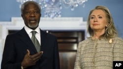 Ngoại trưởng Hoa Kỳ Hillary Clinton (phải) và Đặc sứ Kofi Annan 