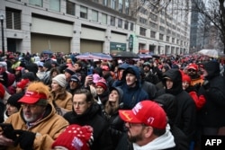 Trump destekçileri, miting salonuna girmek için soğuk ve yağmur altında saatlerce sıra bekledi.