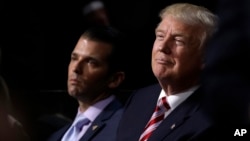 Tư liệu - Ứng cử viên tổng thống Đảng Cộng hòa Donald Trump và con trai Donald Trump Jr. tại Đại hội Đảng Cộng hòa Toàn quốc ở thành phố Cleveland, bang Ohio, ngày 20 tháng 7, 2016.