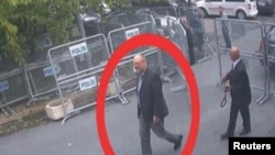 Video của CCTV cho thấy nhà báo Saudi Jamal Khashoggi, (được khoanh đỏ) đến tòa lãnh sự Saudi tại Istanbul, ngày 2/10/2018. 