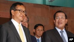 Thủ tướng Campuchia Hun Sen và lãnh tụ đối lập Sam Rainsy sau cuộc họp tại trụ sở Thượng viện ở Phnom Penh, Campuchia, ngày 22/7/2014.