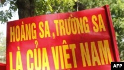 Người dân Việt Nam biểu tình chống Trung Quốc tại Hà Nội, ngày 5 tháng 6, 2011