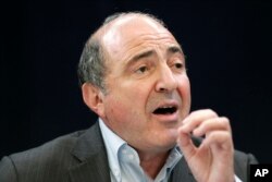 Ông Boris Berezovsky, một người Nga sống lưu vong ở Anh, là bạn thân của cựu điệp viên Nga Alexander Litvinenko, chết vị bị hạ độc bằng chất Polonium 2-10, tại một cuộc họp báo ở London, ngày 18/7/2007