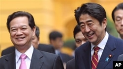 Thủ tướng Nhật Bản Shinzo Abe gặp Thủ tướng Việt Nam Nguyễn Tấn Dũng khi ông đến thăm Hà Nội trong chuyến công du Đông Nam Á