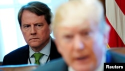 Cố vấn pháp lý Tòa Bạch Ốc Don McGahn ngồi phía sau Tổng Thống Donald Trump trong cuộc họp Nội các ngày 21/6/2018.